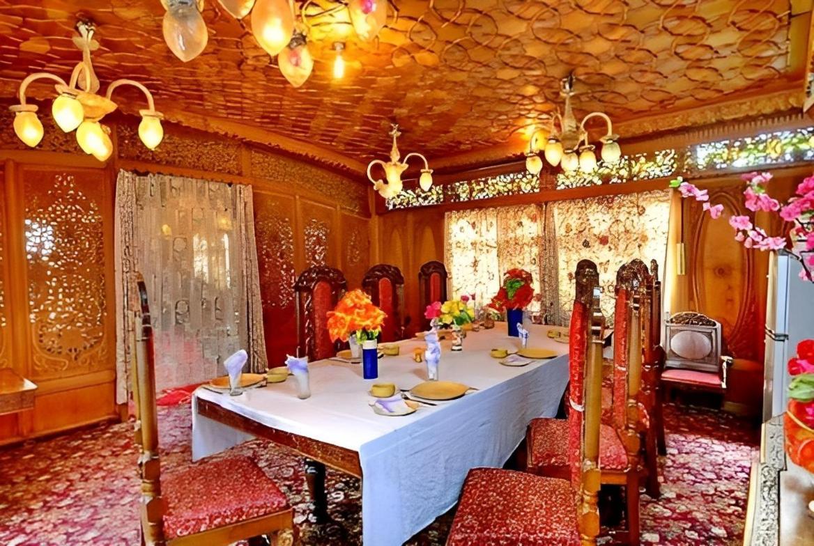 Hotel Heritage Amina Group Of Houseboats Srīnagar Esterno foto