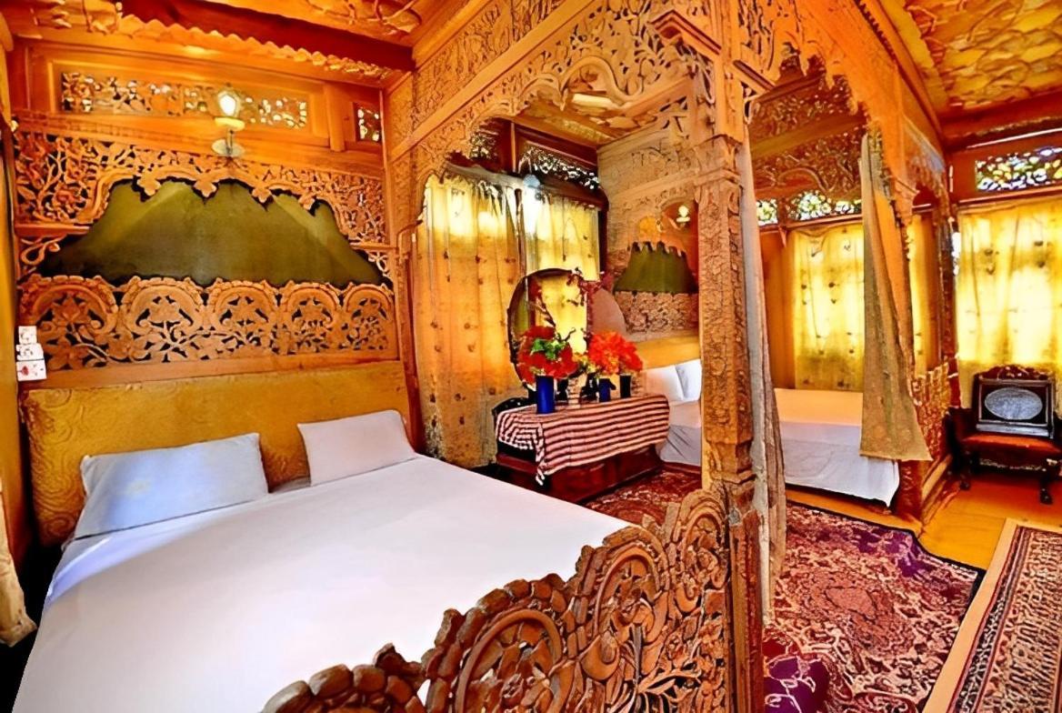 Hotel Heritage Amina Group Of Houseboats Srīnagar Esterno foto