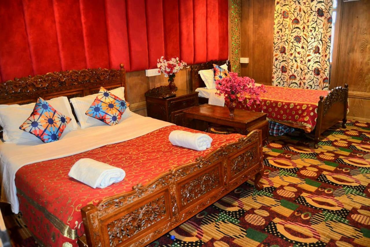 Hotel Heritage Amina Group Of Houseboats Srīnagar Esterno foto