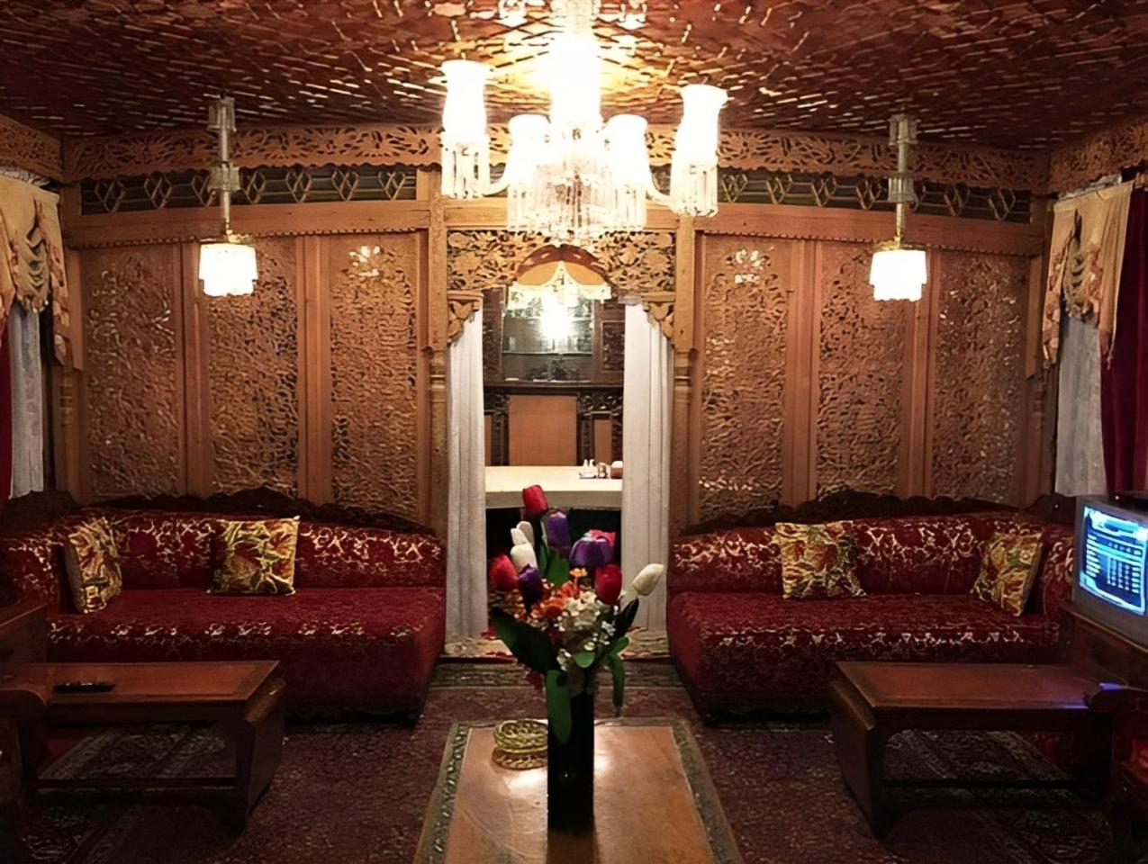 Hotel Heritage Amina Group Of Houseboats Srīnagar Esterno foto