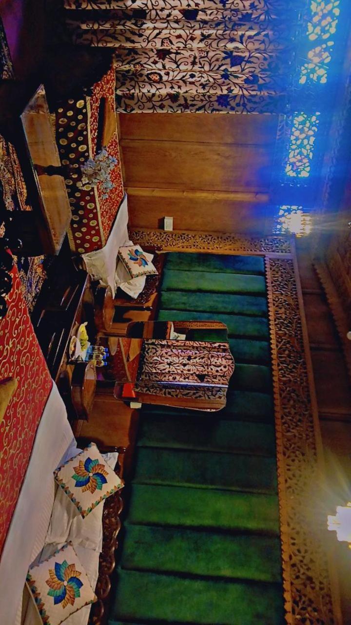 Hotel Heritage Amina Group Of Houseboats Srīnagar Esterno foto