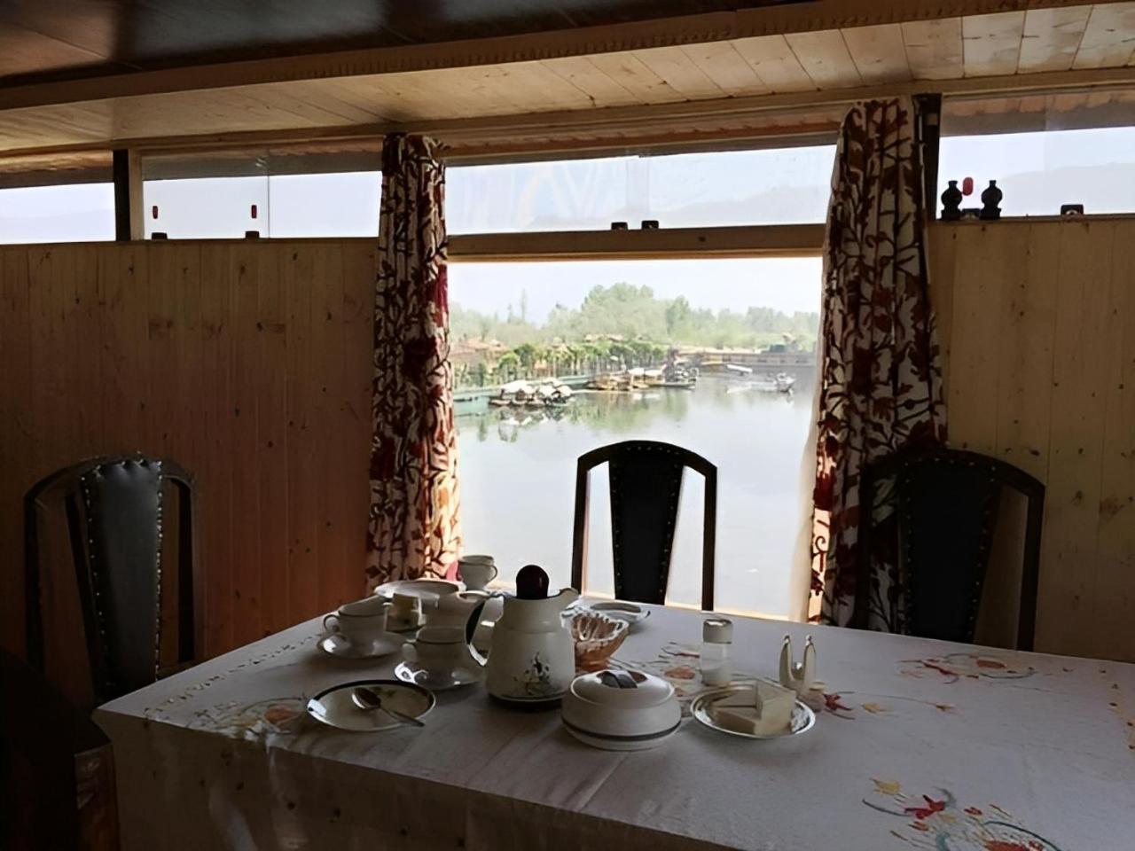 Hotel Heritage Amina Group Of Houseboats Srīnagar Esterno foto
