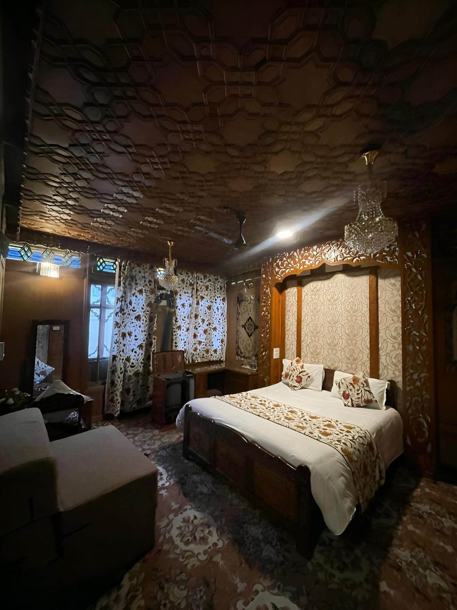 Hotel Heritage Amina Group Of Houseboats Srīnagar Esterno foto