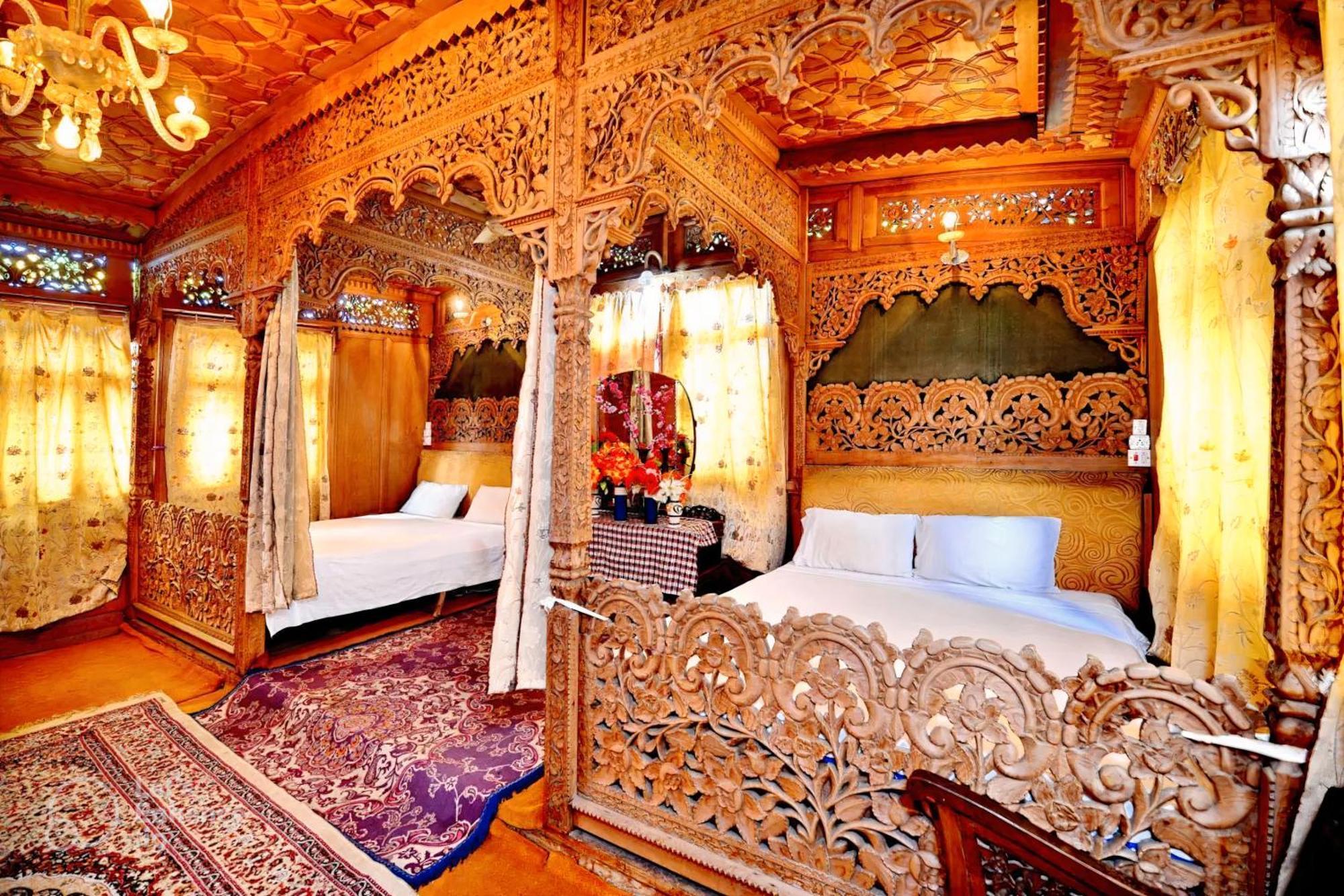 Hotel Heritage Amina Group Of Houseboats Srīnagar Esterno foto