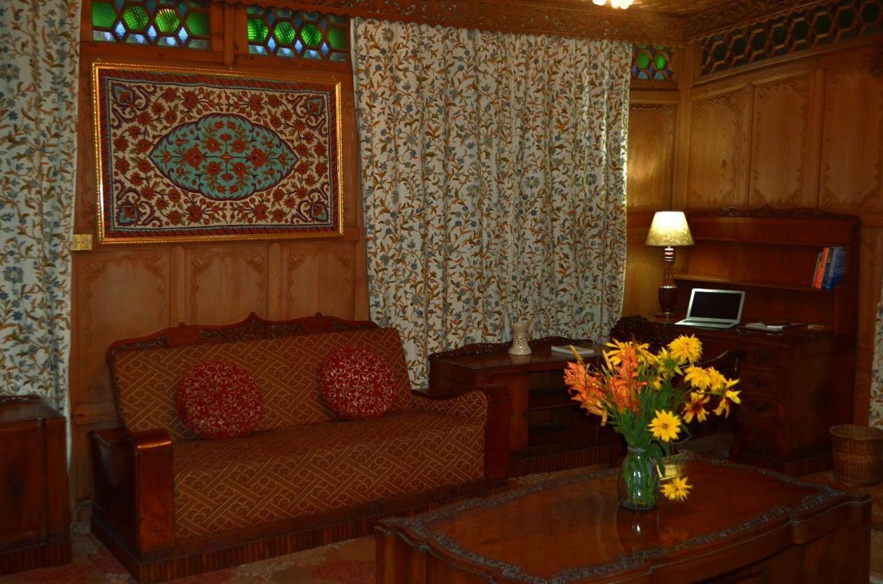 Hotel Heritage Amina Group Of Houseboats Srīnagar Esterno foto