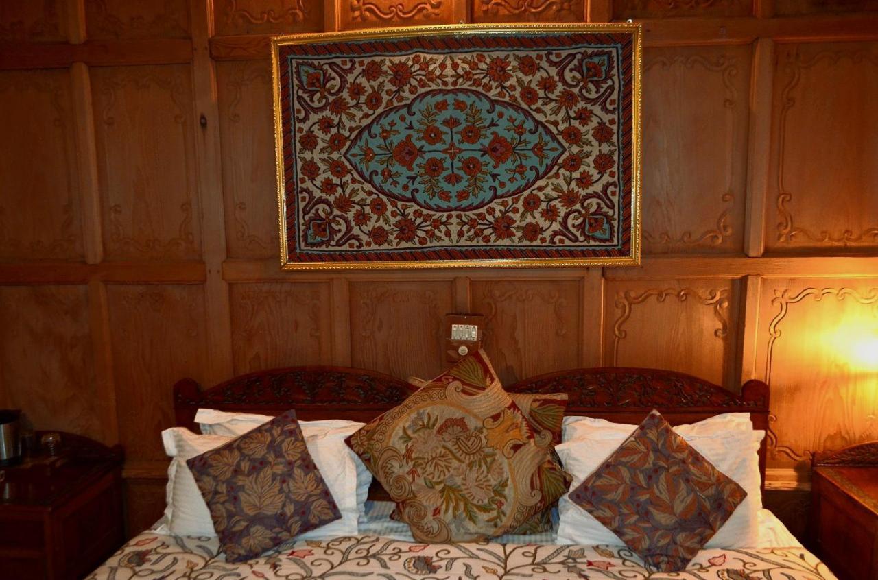 Hotel Heritage Amina Group Of Houseboats Srīnagar Esterno foto