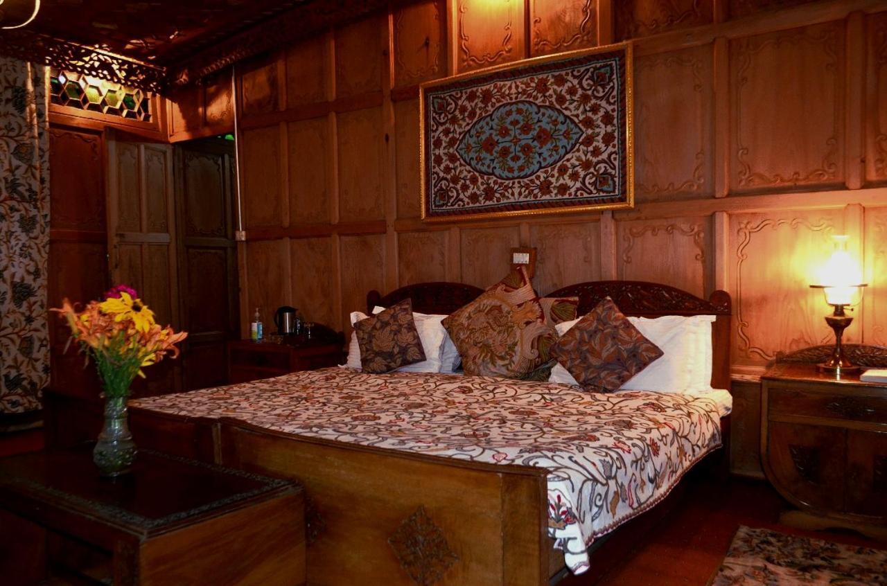 Hotel Heritage Amina Group Of Houseboats Srīnagar Esterno foto