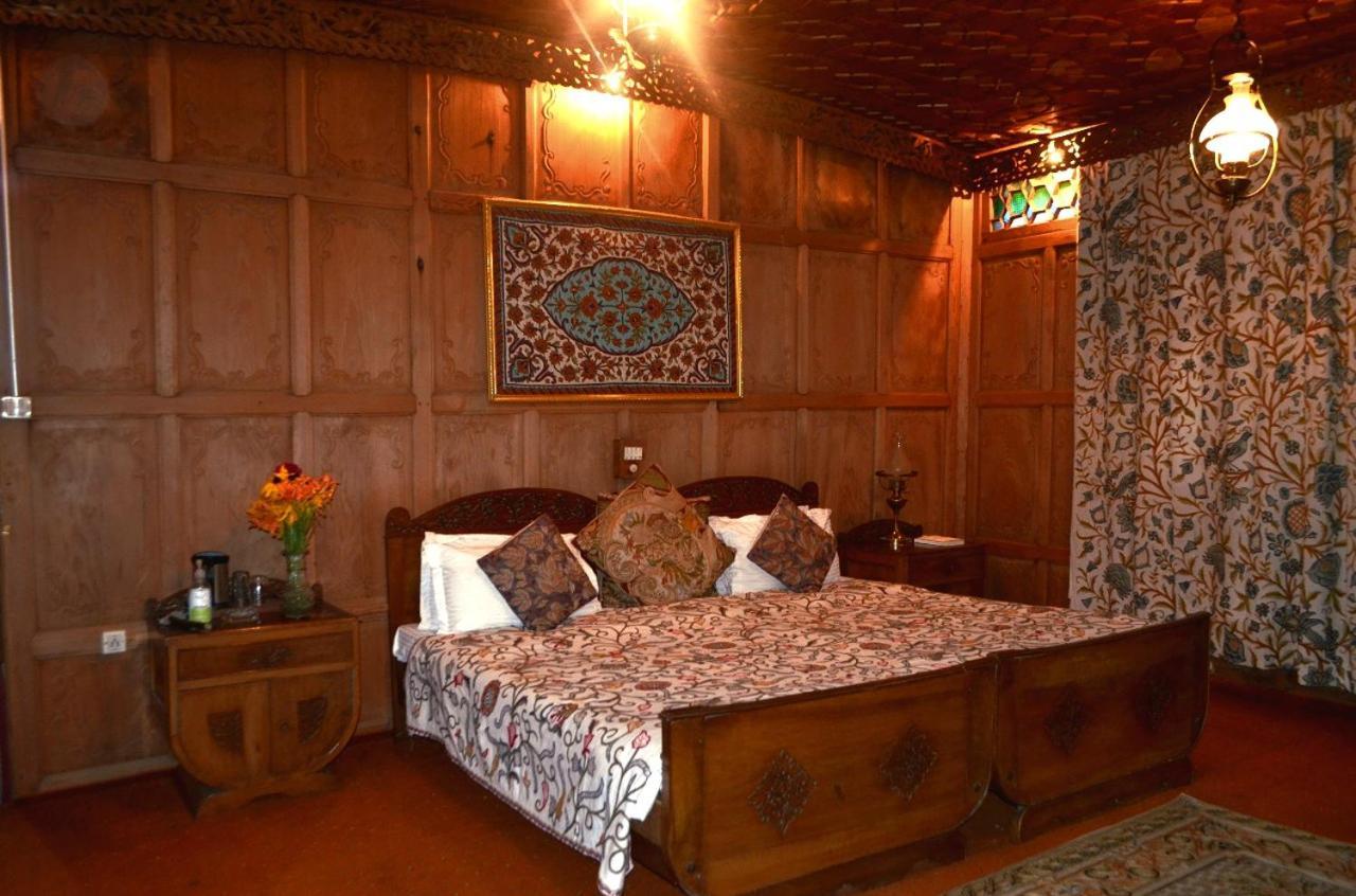 Hotel Heritage Amina Group Of Houseboats Srīnagar Esterno foto