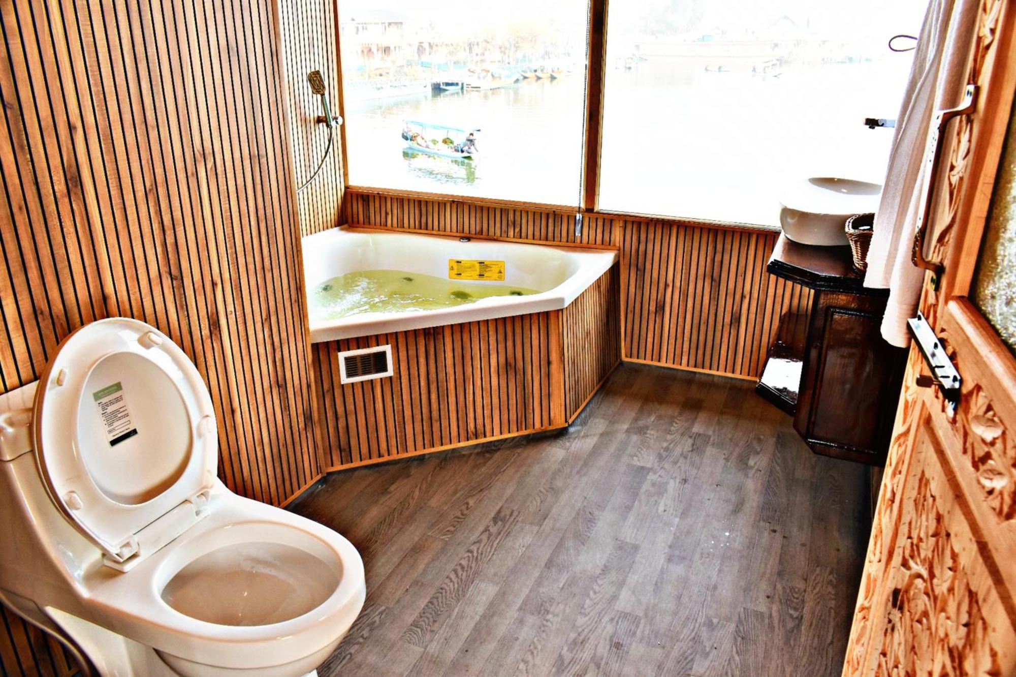 Hotel Heritage Amina Group Of Houseboats Srīnagar Esterno foto