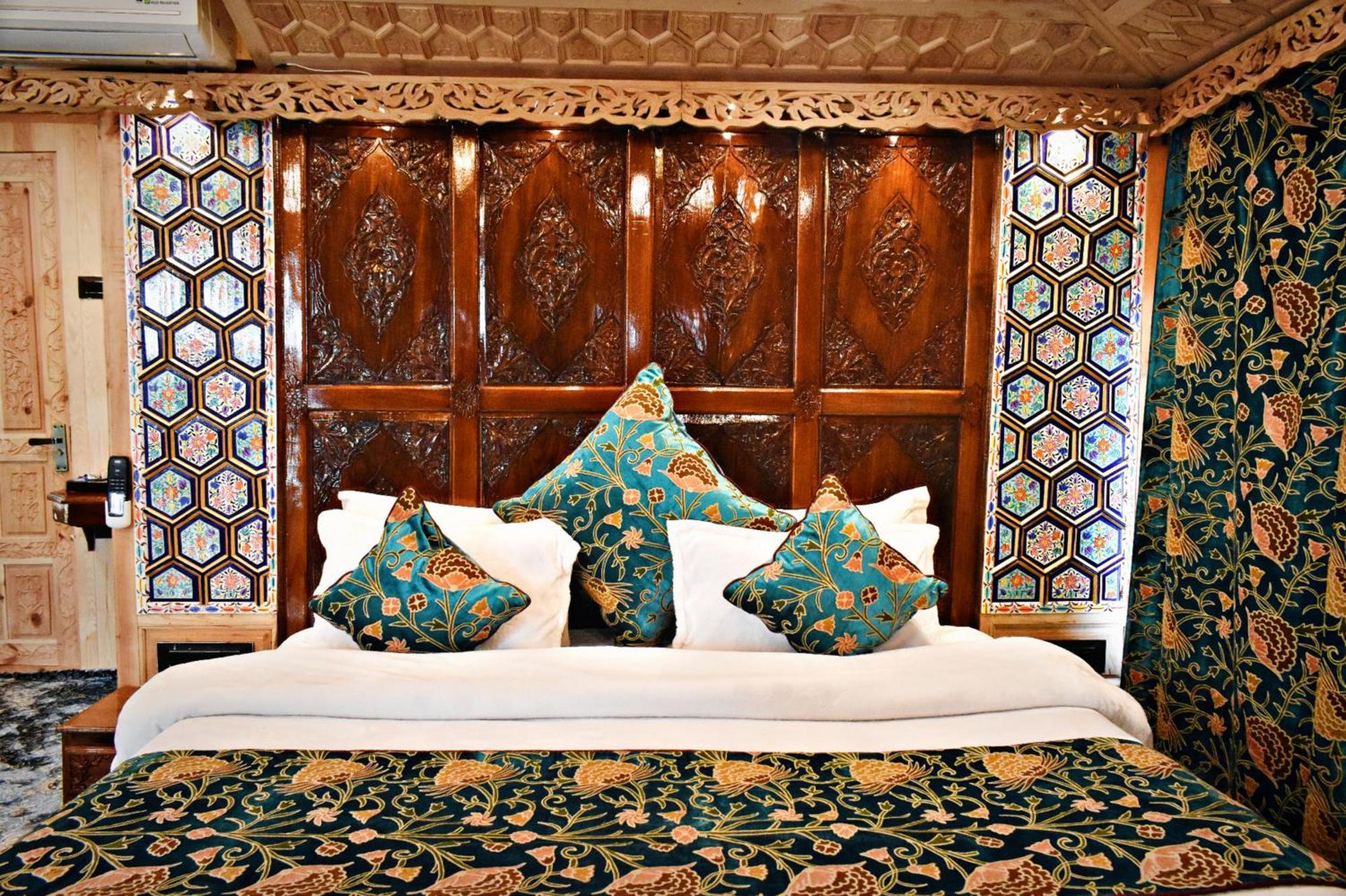 Hotel Heritage Amina Group Of Houseboats Srīnagar Esterno foto