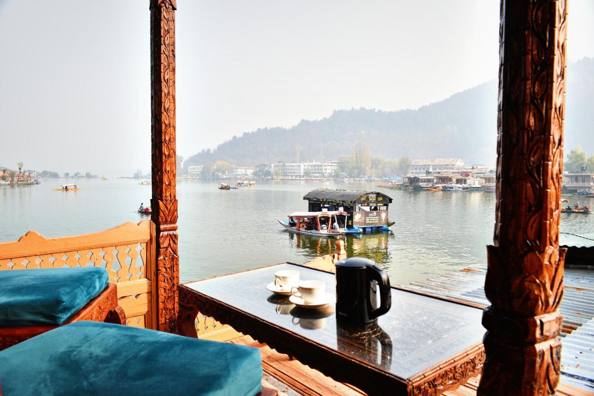 Hotel Heritage Amina Group Of Houseboats Srīnagar Esterno foto