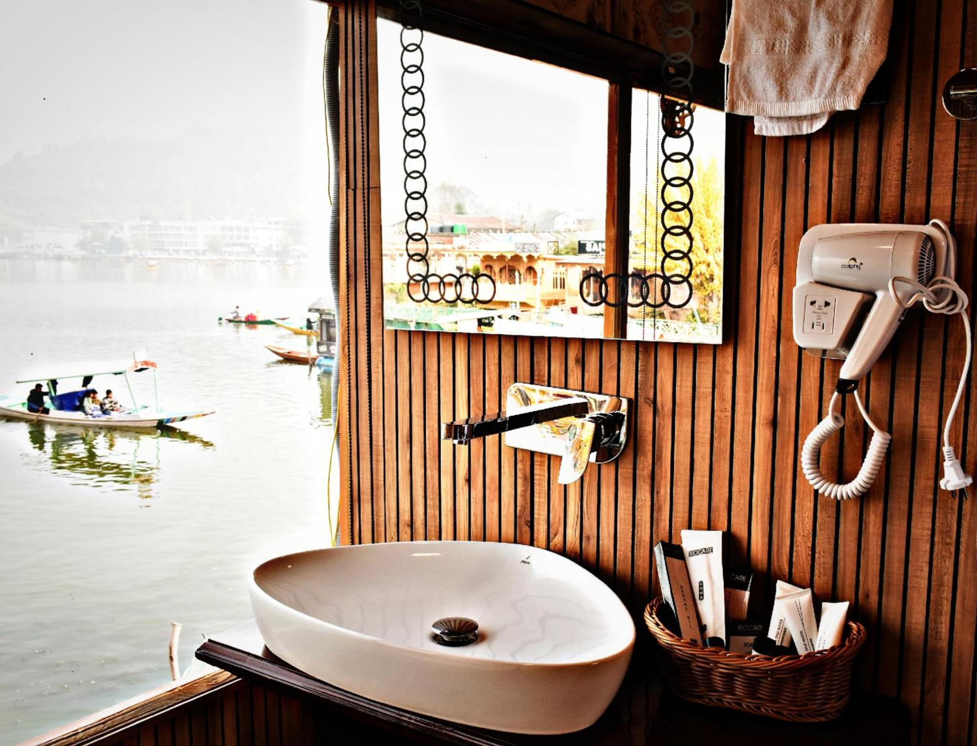 Hotel Heritage Amina Group Of Houseboats Srīnagar Esterno foto